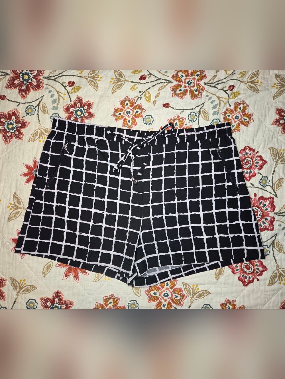 NWOT New York & Company Black and White Pull On Dress Shorts, Size XXL